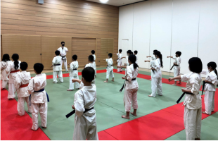 突きや蹴りの基本稽古